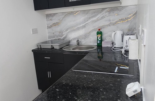 Singlewell Apartment | Cosy 1 Bedroom Annex - Fully Furnished, Just Bring Your Bags!