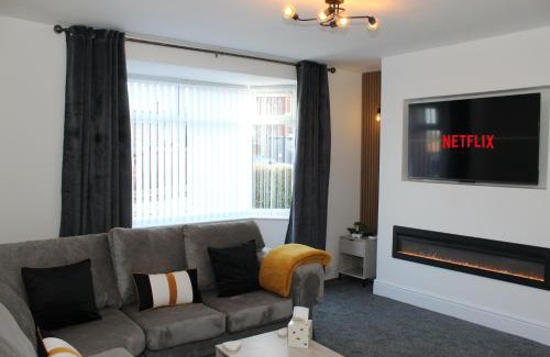 St Helens House | Cosy 2-Bed Home Near St Helens Centre - Free WiFi