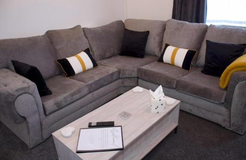 St Helens House | Cosy 2-Bed Home Near St Helens Centre - Free WiFi