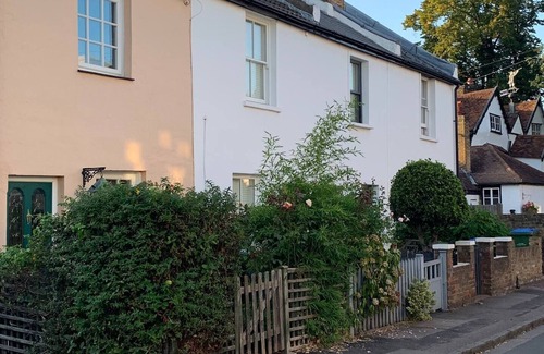 East Molesey House | Cosy, 2-Bed Surrey cottage; easy access into London n