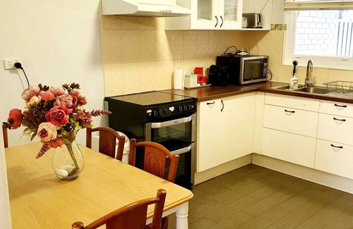 Kensington House | Cosy 2 Bedroom Cottage, enclosed big Backyard for Kids 👨👨👦 & FurKid 🐶