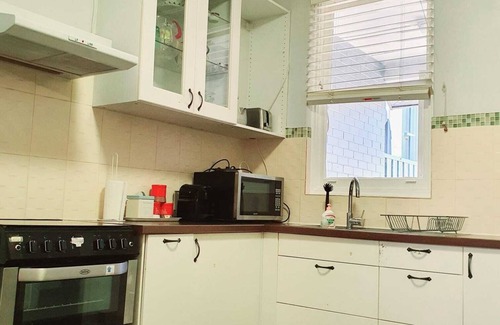 Kensington House | Cosy 2 Bedroom Cottage, enclosed big Backyard for Kids 👨👨👦 & FurKid 🐶