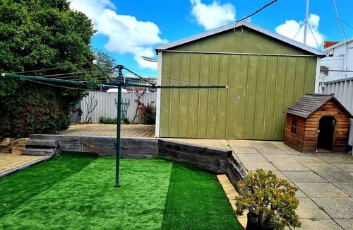 Kensington House | Cosy 2 Bedroom Cottage, enclosed big Backyard for Kids 👨👨👦 & FurKid 🐶