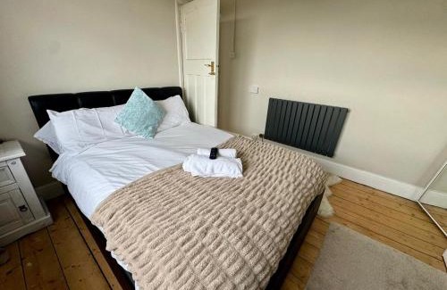 Mynyddbach House | Cosy 2 Bedroom Home with Parking near City Centre