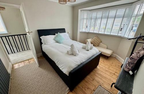 Mynyddbach House | Cosy 2 Bedroom Home with Parking near City Centre