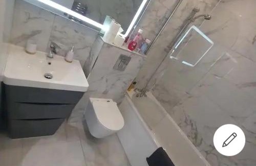 Slough Apartment | Cosy 2-bedrooms with free parking, Flat 5