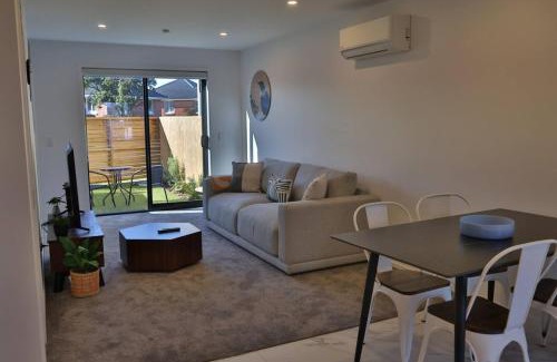 Henderson House | Cosy 2BR House in Awaroa Road