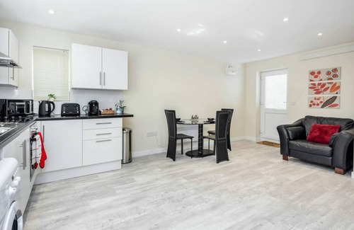 Bedford Apartment | Cosy 2BR Maisonette near Hospital & Stations