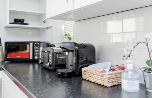 Bedford Apartment | Cosy 2BR Maisonette near Hospital & Stations