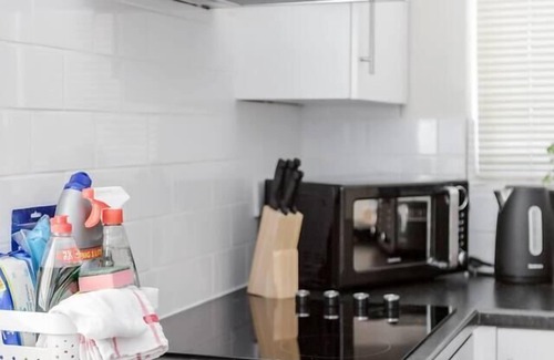 Bedford Apartment | Cosy 2BR Maisonette near Hospital & Stations
