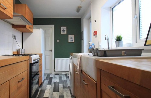 Gateshead Apartment | Cosy 3 bedroom apt free parking central location