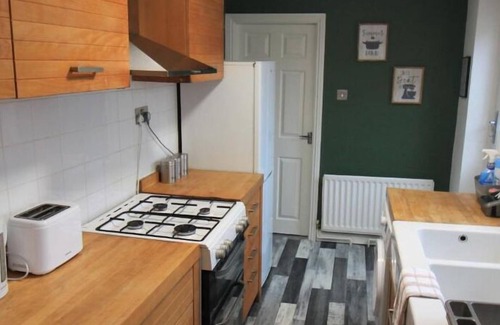 Gateshead Apartment | Cosy 3 bedroom apt free parking central location
