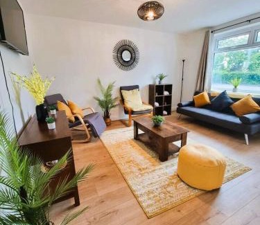 Broadheath House | Cosy 3 Bedroom House - Free Parking - Airport 6 Min Walk