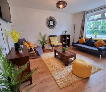 Broadheath House | Cosy 3 Bedroom House - Free Parking - Airport 6 Min Walk