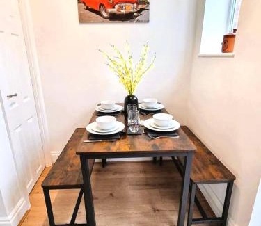 Broadheath House | Cosy 3 Bedroom House - Free Parking - Airport 6 Min Walk