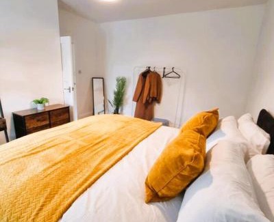 Broadheath House | Cosy 3 Bedroom House - Free Parking - Airport 6 Min Walk