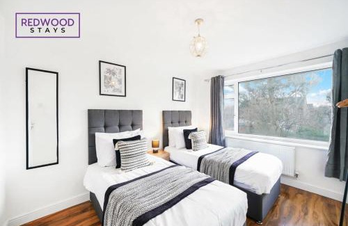 Rushmoor District House | COSY 3 BEDROOM SERVICED HOUSE WITH FREE WiFi AND PARKING, ITS PERFECT FOR BUSINESS STAYS, FAMILIES, RELOCATIONS, EXTENDED STAYS AND EMERGENCY ACCOMMODATION by REDWOOD STAYS