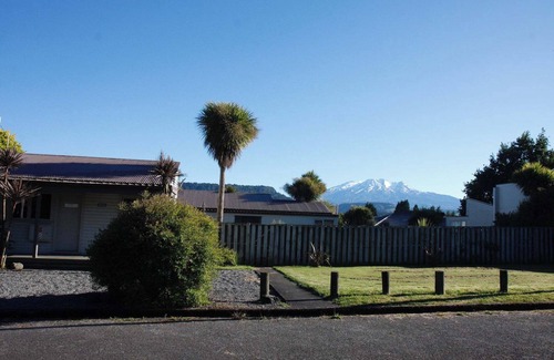 Ohakune Cabin | Cosy 4 Bunk Cabin, Mountain Views, Pet Friendly.