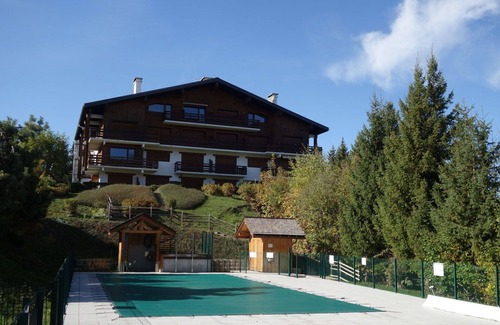 Le Bettex Apartment | Cosy apartment for 5 guests with WIFI, pool, TV and balcony