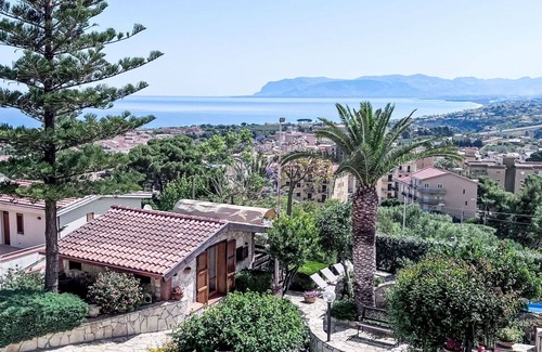 Castellammare del Golfo Apartment | Cosy apartment for 7 people with A/C, pool, WIFI, TV and balcony