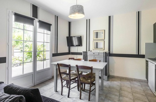 La Bastide-Clairence Apartment | Cosy apartment for 4 guests with pool, WIFI, TV, terrace and pets allowed