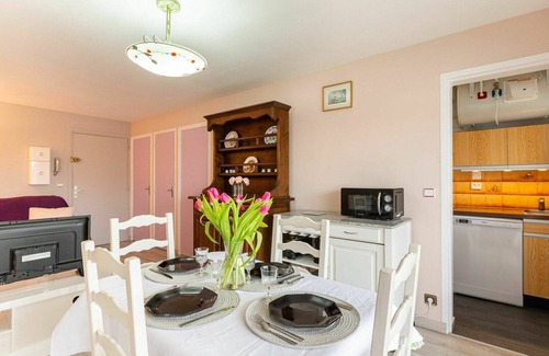 Meschers-sur-Gironde Apartment | Cosy apartment for 4 guests with WIFI, TV and balcony