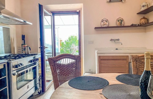 Cologna Spiaggia Villa | Cosy apartment in villa with hot tub, WIFI, pool, A/C, TV, patio, pets allowed and panoramic view