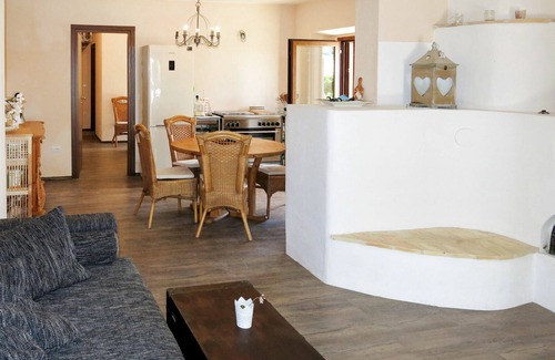 Cologna Spiaggia Villa | Cosy apartment in villa with hot tub, WIFI, pool, A/C, TV, patio, pets allowed and panoramic view