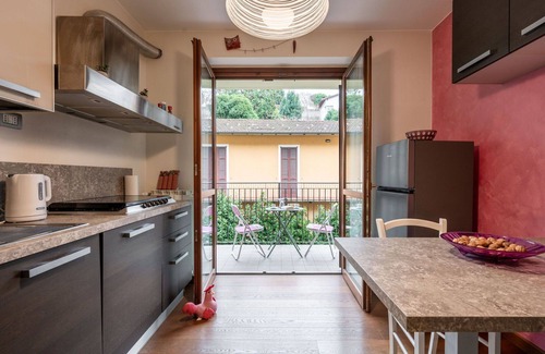 Intra Apartment | Cosy apartment for 4 guests with WIFI, TV, balcony and parking