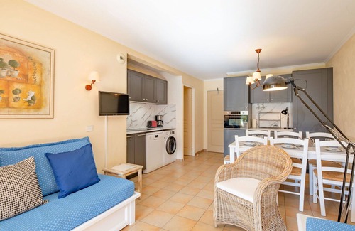 Les Issambres Apartment | Cosy apartment for 6 guests with pool, WIFI, A/C, TV and terrace