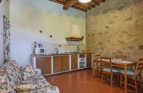 Sesto Fiorentino Villa | Cosy apartment in villa for 3 people with WIFI, pool, TV and pets allowed
