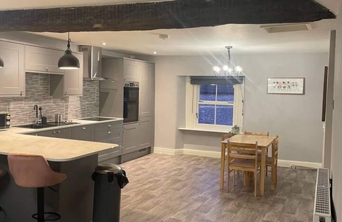 Taddington Apartment | Cosy Apartment Above Village Pub