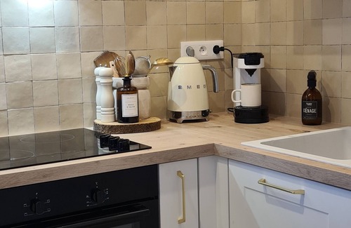 Salavas Apartment | Cosy apartment - Balcony, Air conditioning & Free shaded parking