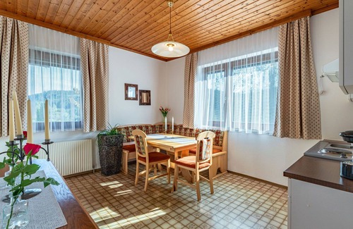 Agsdorf Apartment | Cosy apartment for 4 people with WIFI, TV, patio and pets allowed