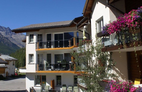 Saas Almagell Apartment | Cosy apartment for 4 people with WIFI, hot tub, TV and balcony