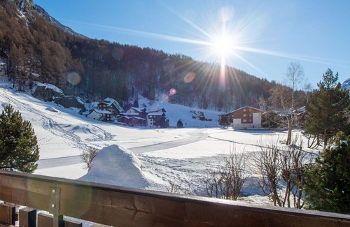 Saas Almagell Apartment | Cosy apartment for 2 people with WIFI, TV and balcony