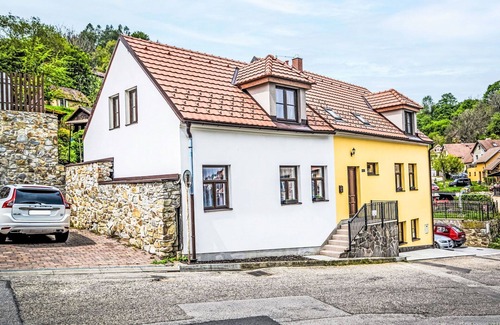 Cesky Krumlov Apartment | Cosy apartment for 5 people with WIFI, patio, pets allowed and parking
