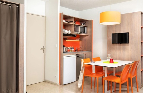 Soustons Apartment | Cosy apartment for 4 guests with pool, WIFI, TV, terrace and pets allowed