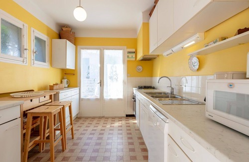 Carqueiranne Apartment | Cosy apartment for 4 guests with WIFI, A/C, TV and terrace