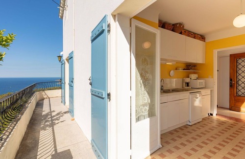 Carqueiranne Apartment | Cosy apartment for 4 guests with WIFI, A/C, TV and terrace