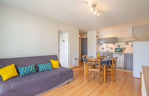 Vaux-sur-Mer Apartment | Cosy apartment for 4 guests with pool, WIFI, TV, balcony and pets allowed