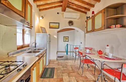 San Gimignano Apartment | Cosy apartment for 2 people with pool, A/C, WIFI, TV, panoramic view and parking