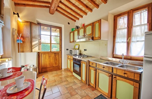 San Gimignano Apartment | Cosy apartment for 2 people with pool, A/C, WIFI, TV, panoramic view and parking