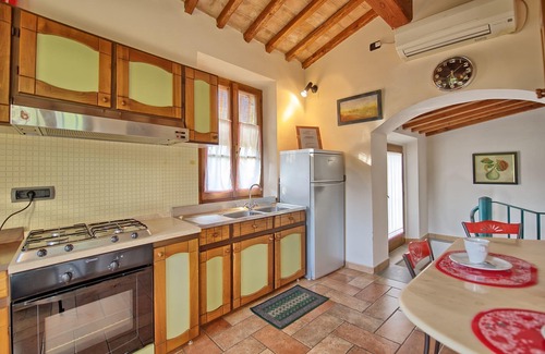 San Gimignano Apartment | Cosy apartment for 2 people with pool, A/C, WIFI, TV, panoramic view and parking