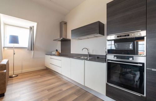 Colijnsplaat Apartment | Cosy apartment for 4 people with hot tub, WIFI, TV and balcony