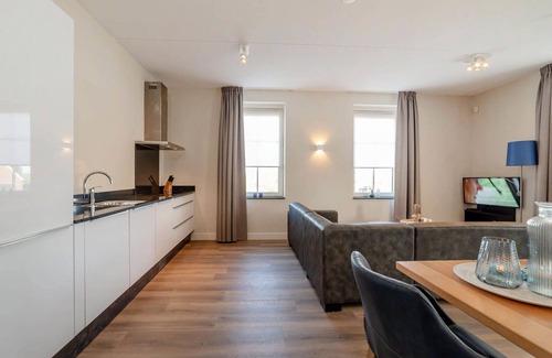 Colijnsplaat Apartment | Cosy apartment for 4 people with hot tub, WIFI, TV and balcony