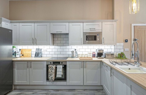Rhyd-y-clafdy Apartment | Cosy apartment for 15 guests with hot tub, WIFI, terrace and pets allowed