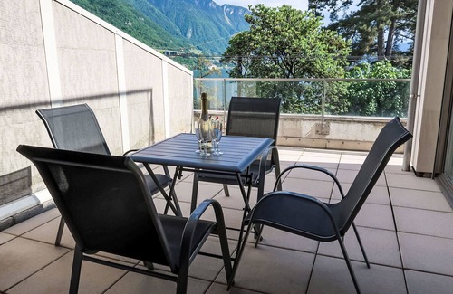 Montreux Apartment | Cosy apartment for 2 guests with WIFI, A/C, pool, TV, terrace and panoramic view