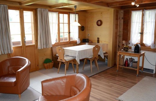 Lauenen Apartment | Cosy apartment for 2 guests with balcony