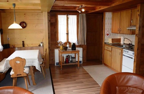 Lauenen Apartment | Cosy apartment for 2 guests with balcony